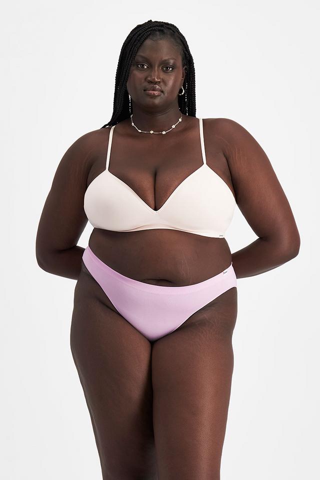 Nyapal (She/Her) wears size 18 and is 182cm tall with 121cm chest and 111cm waist