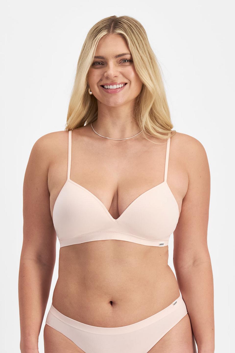 Zoe (She/Her) wears size 14 and is 170cm tall with 98cm chest and 85cm waist