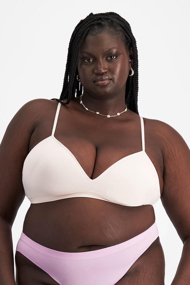 Nyapal (She/Her) wears size 18 and is 182cm tall with 121cm chest and 111cm waist