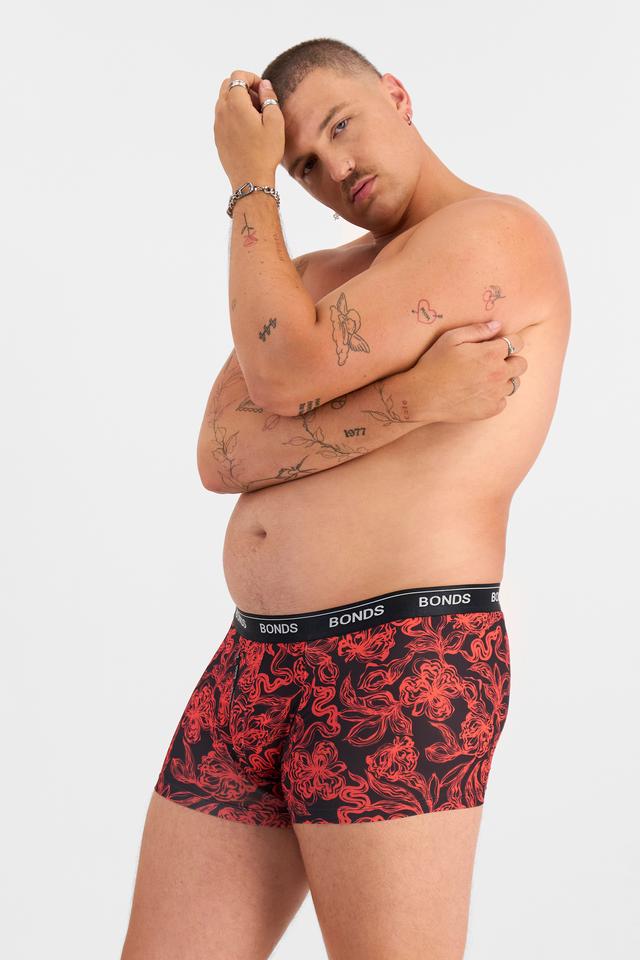 Jake (He/Him) wears size XL and is 195cm tall with 115.57cm chest and 106.68cm waist