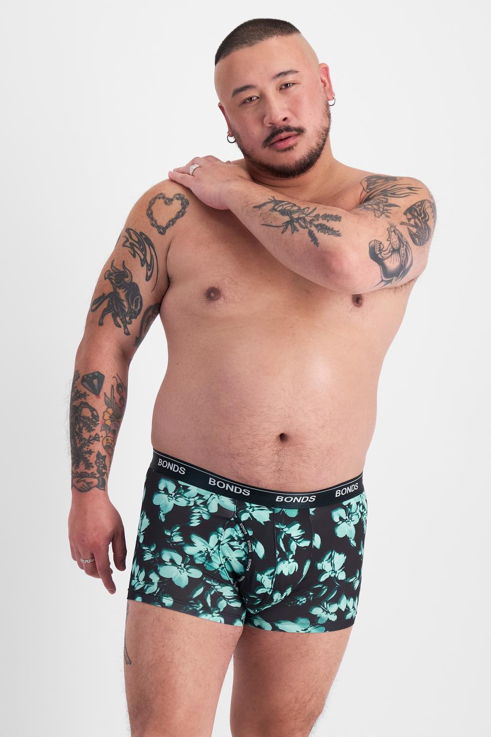 Mike (He/Him) wears size XL and is 180cm tall with 120cm chest and 96cm waist
