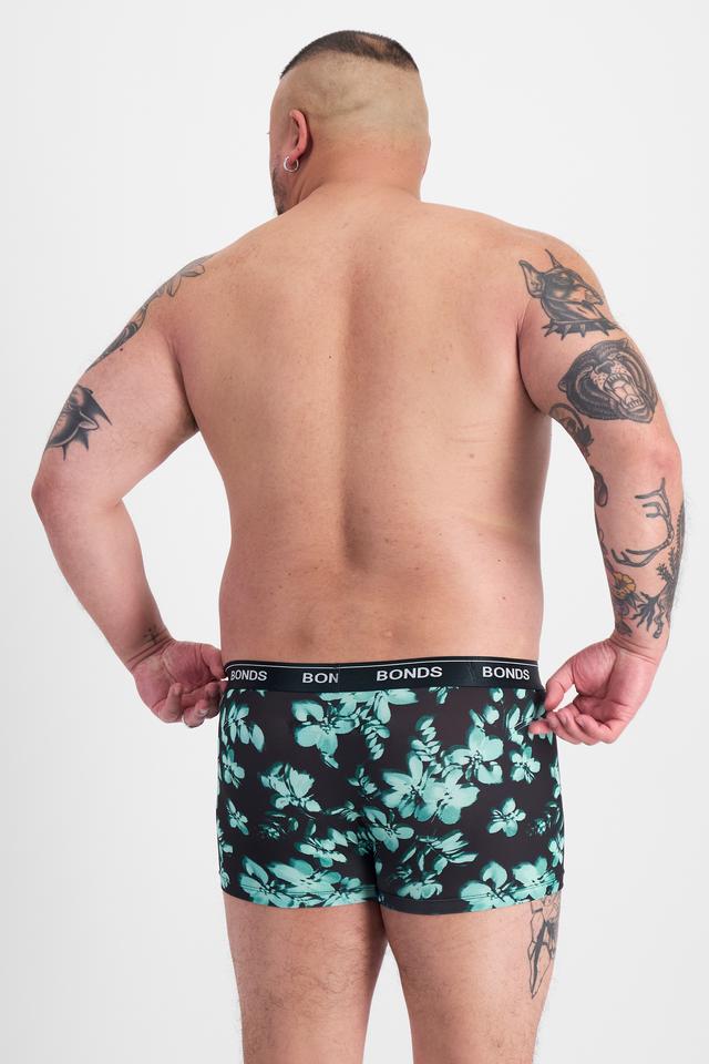 Mike (He/Him) wears size XL and is 180cm tall with 120cm chest and 96cm waist