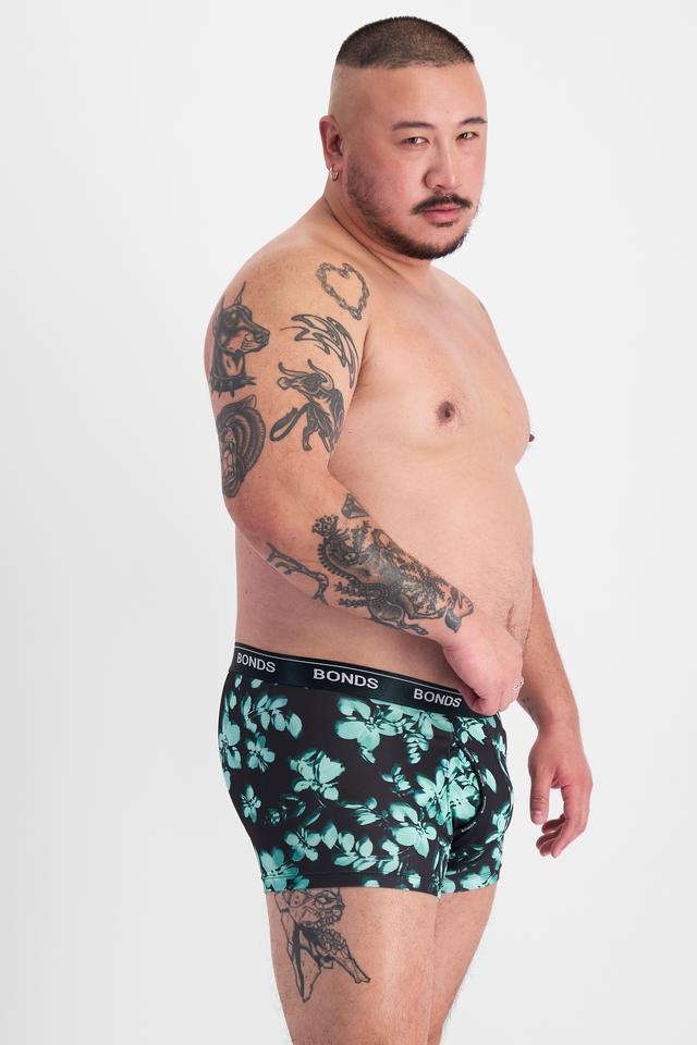Mike (He/Him) wears size XL and is 180cm tall with 120cm chest and 96cm waist