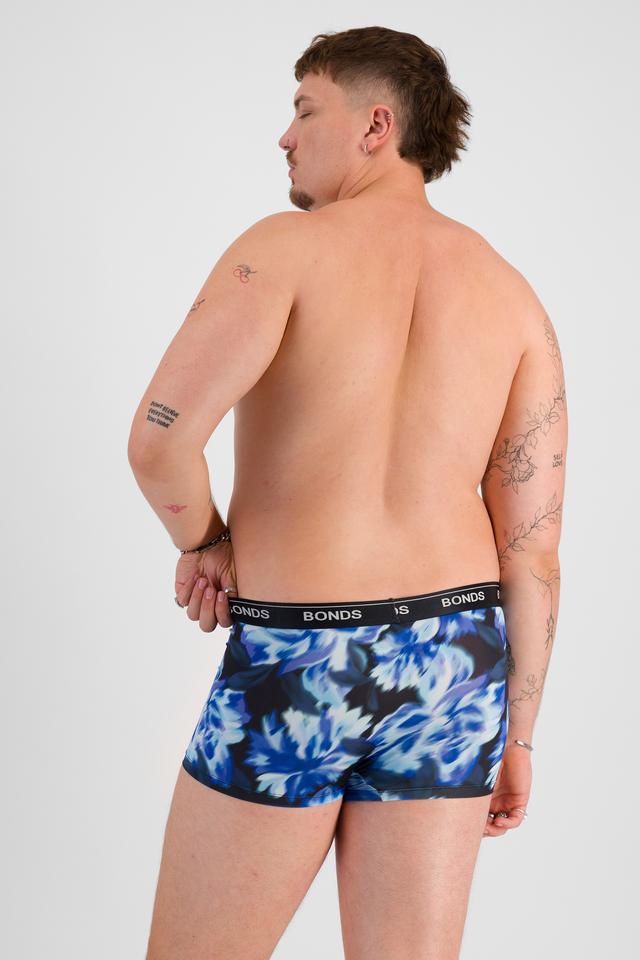 Jake (He/Him) wears size XL and is 195cm tall with 115cm chest and 106cm waist