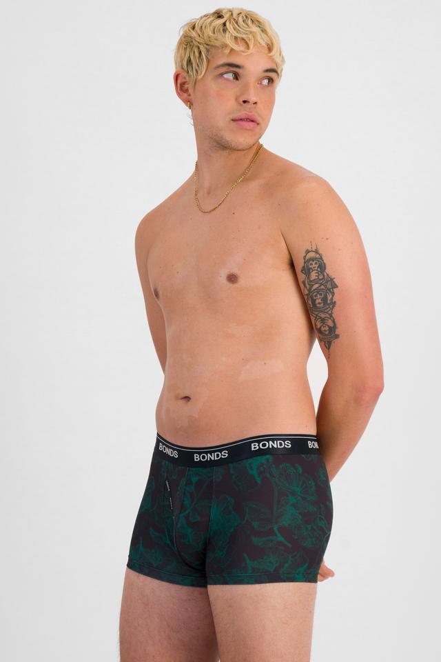 TOBIAS (He/Him) wears size M and is 187cm tall with 93cm chest and 78cm waist