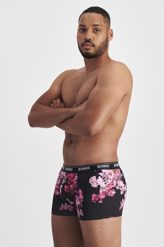 Jason (He/Him) wears size XL and is 194cm tall with 93cm chest and 113cm waist