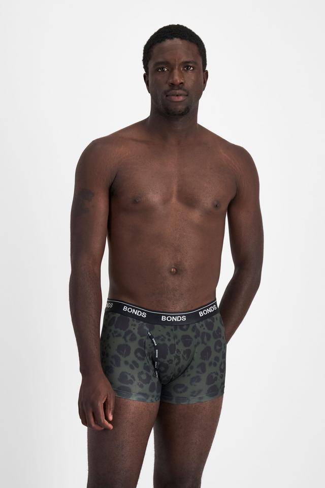 Emmanuel (He/Him) wears size M and is 183cm tall with 97cm chest and 81cm waist