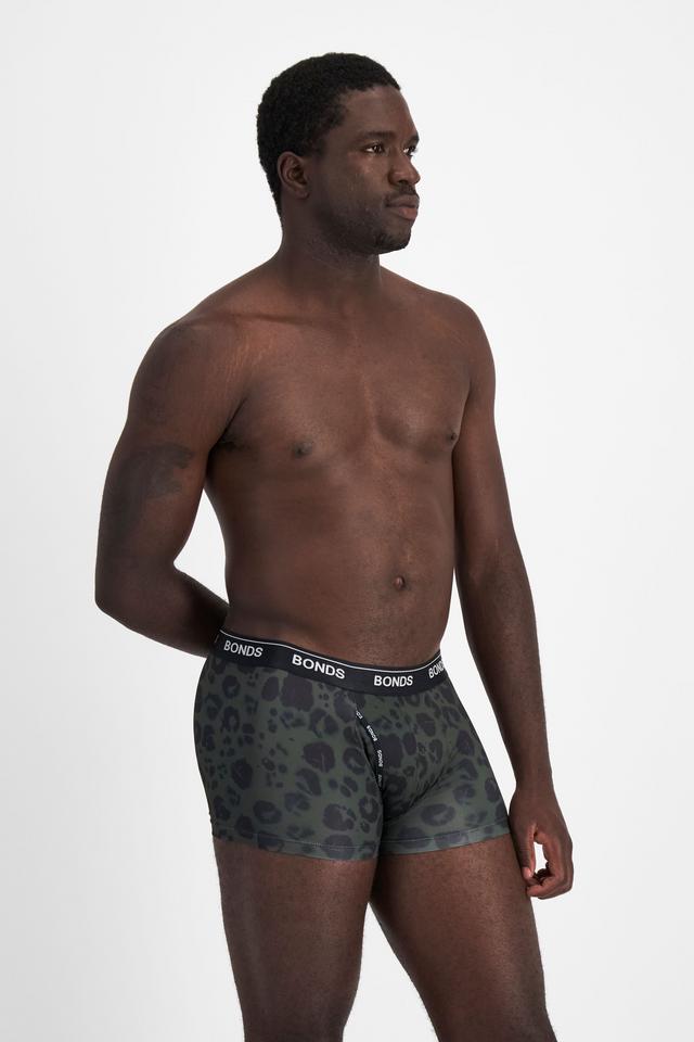Emmanuel (He/Him) wears size M and is 183cm tall with 97cm chest and 81cm waist