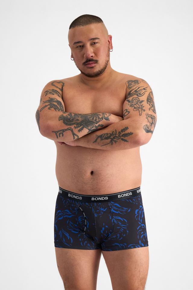 Mike (He/Him) wears size XL and is 180cm tall with 120cm chest and 96cm waist