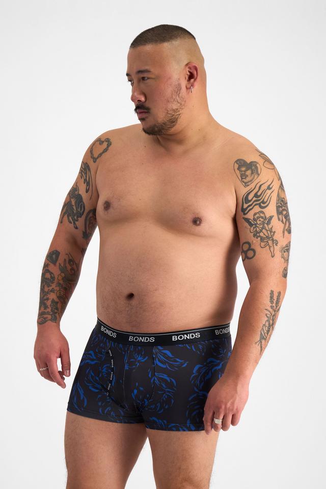 Mike (He/Him) wears size XL and is 180cm tall with 120cm chest and 96cm waist