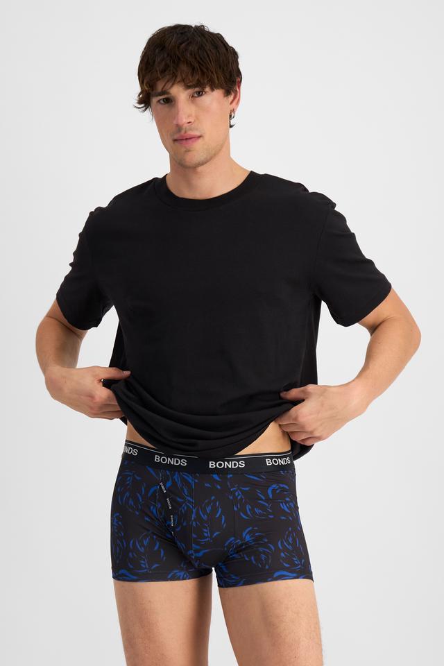 Alex (He/Him) wears size M and is 184cm tall with 98cm chest and 81cm waist