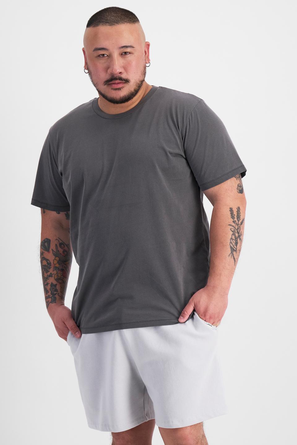 Mike (He/Him) wears size XL and is 180cm tall with 120cm chest and 96cm waist
