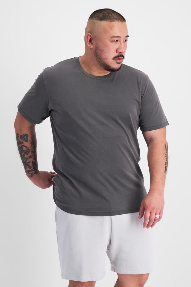 Mike (He/Him) wears size XL and is 180cm tall with 120cm chest and 96cm waist
