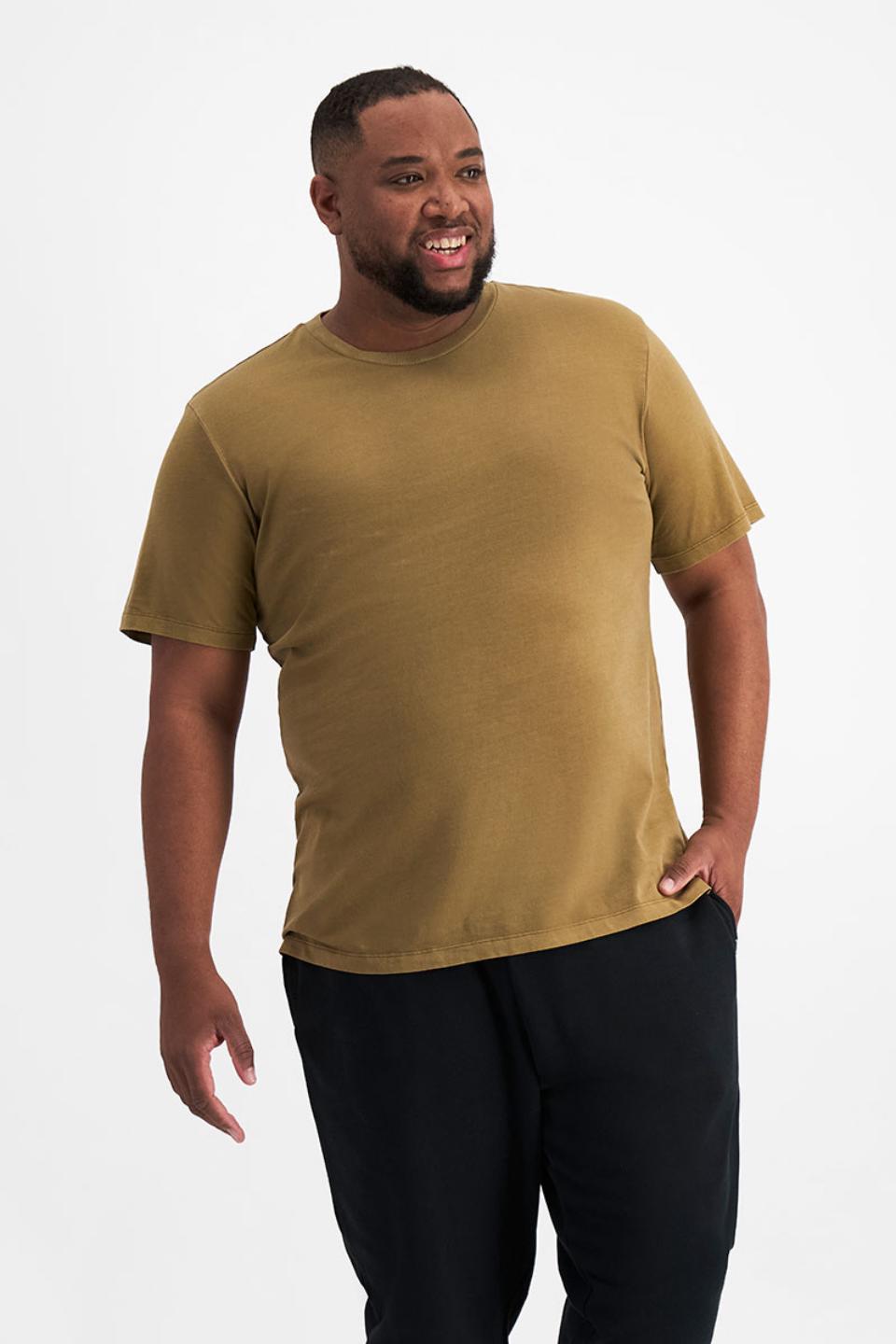 Jonathan (He/Him) wears size XL and is 183cm tall with 124cm chest and 107cm waist