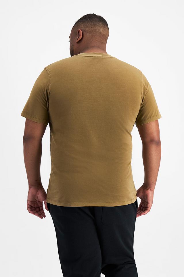 Jonathan (He/Him) wears size XL and is 183cm tall with 124cm chest and 107cm waist