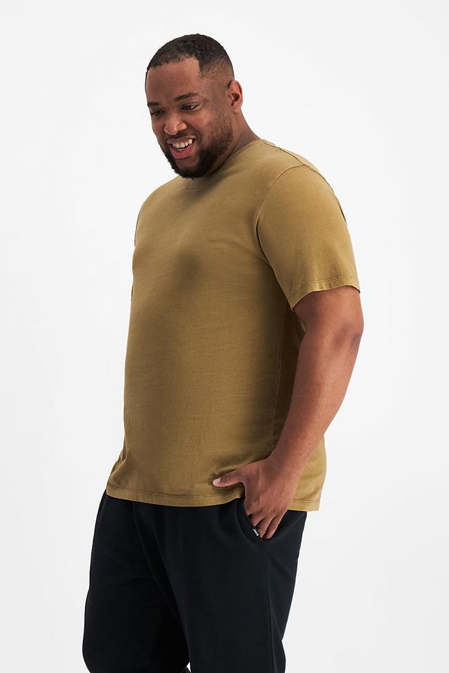 Jonathan (He/Him) wears size XL and is 183cm tall with 124cm chest and 107cm waist