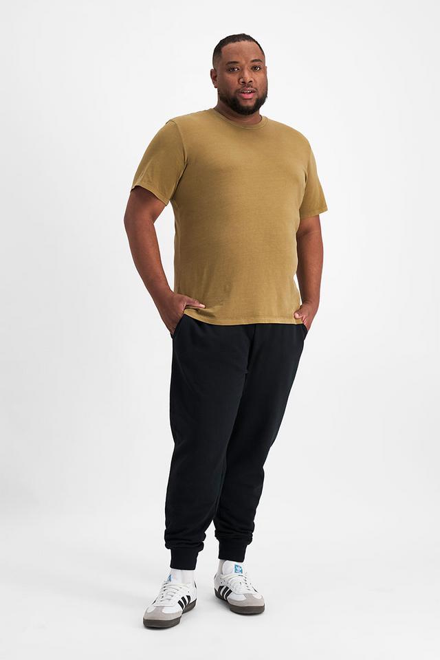 Jonathan (He/Him) wears size XL and is 183cm tall with 124cm chest and 107cm waist