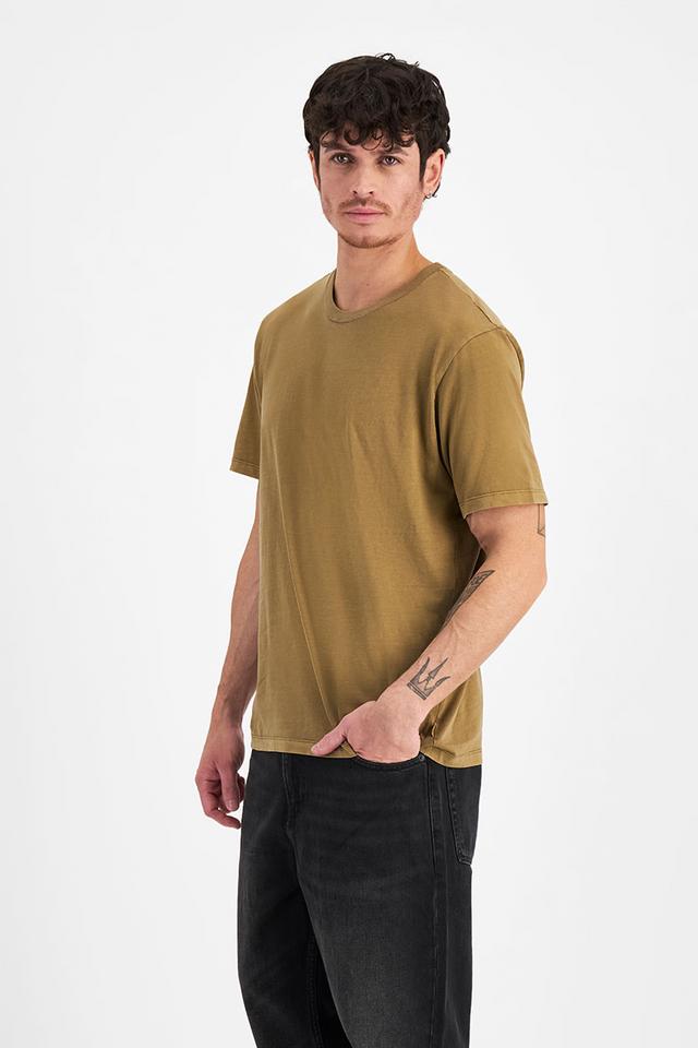 Luke (He/Him) wears size Medium and is 184cm tall