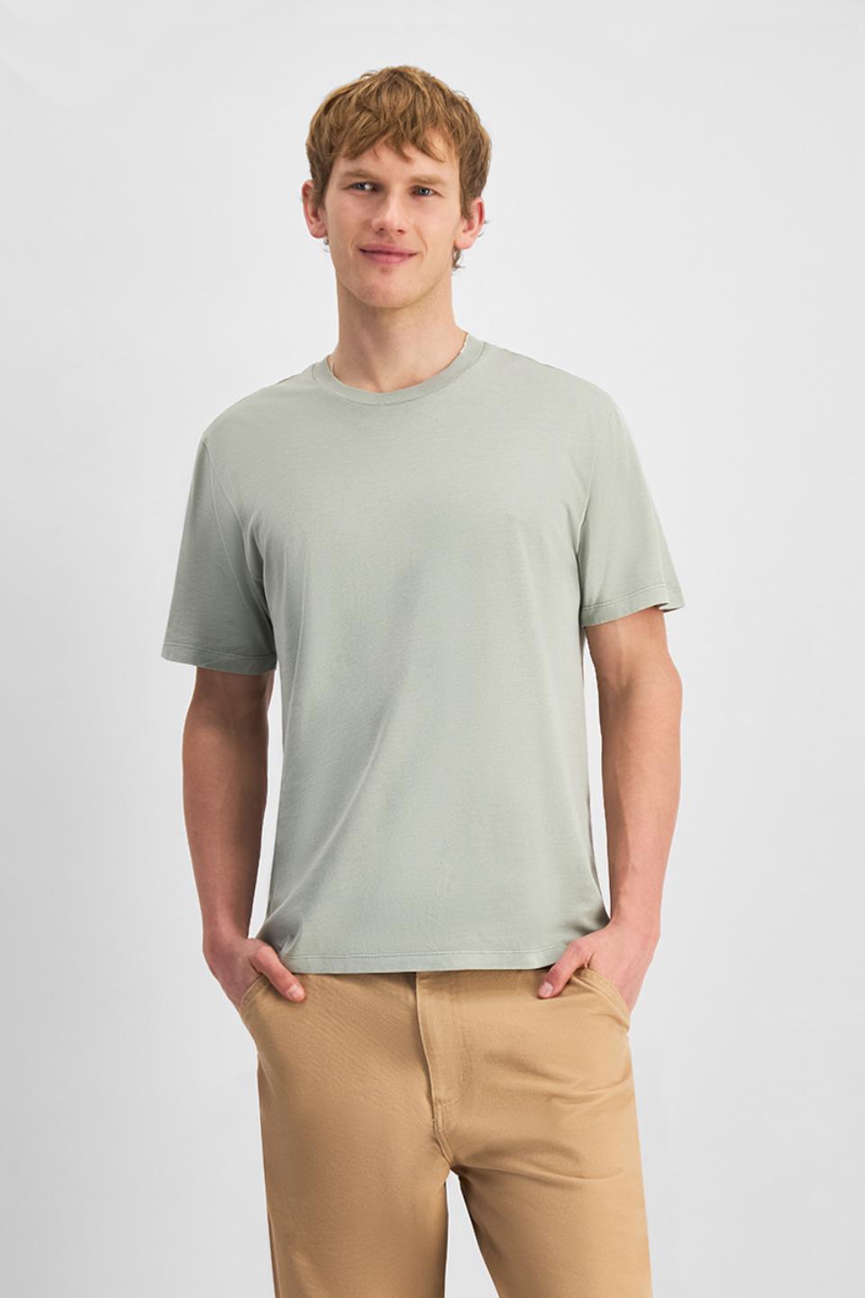 Max (He/Him) wears size Medium and is 189cm tall with 90cm chest and 73cm waist