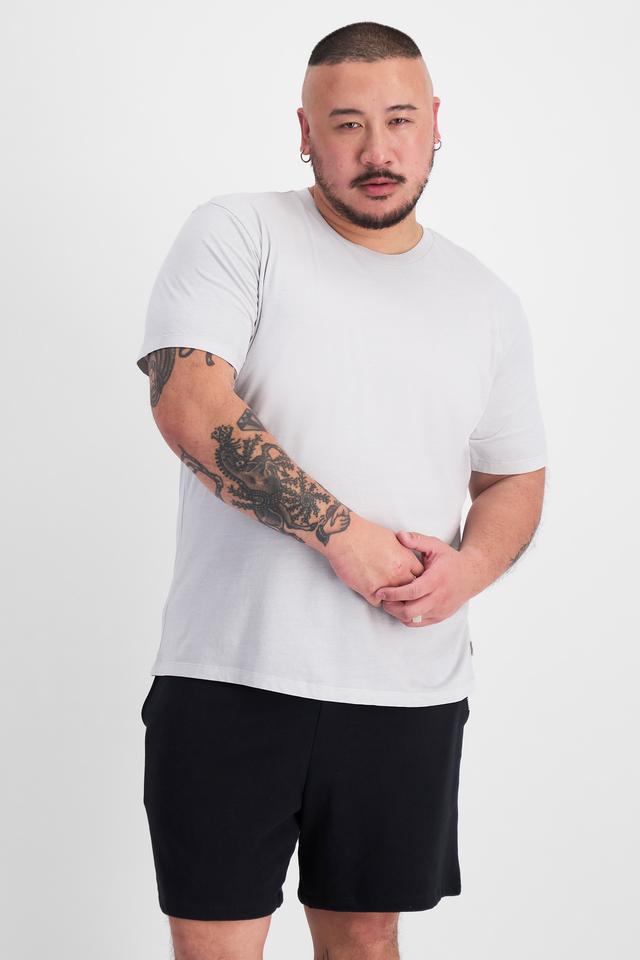 Mike (He/Him) wears size XL and is 180cm tall with 120cm chest and 96cm waist