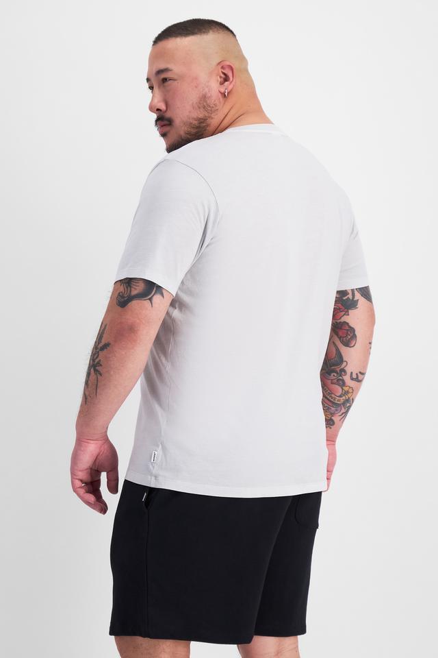 Mike (He/Him) wears size XL and is 180cm tall with 120cm chest and 96cm waist