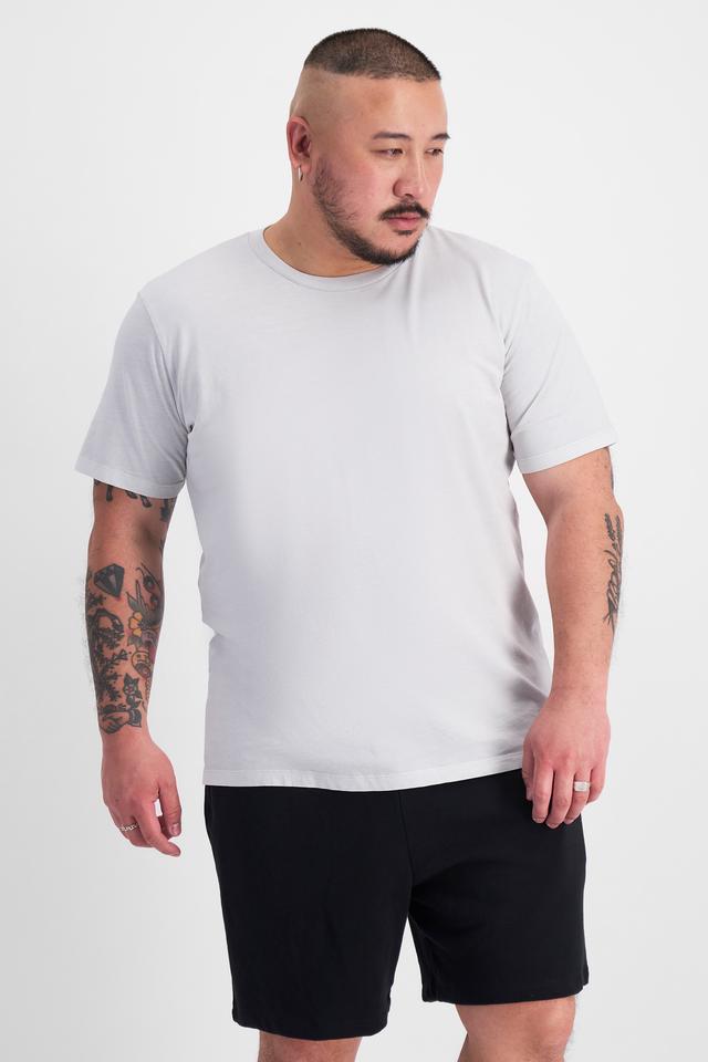 Mike (He/Him) wears size XL and is 180cm tall with 120cm chest and 96cm waist
