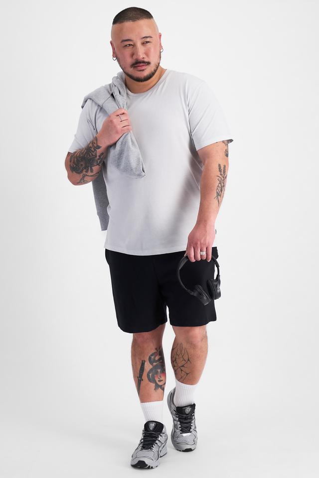 Mike (He/Him) wears size XL and is 180cm tall with 120cm chest and 96cm waist
