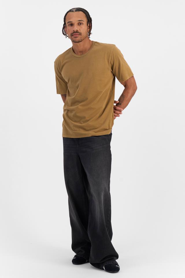 DREW (He/Him) wears size M and is 183cm tall with 97cm chest and 80cm waist