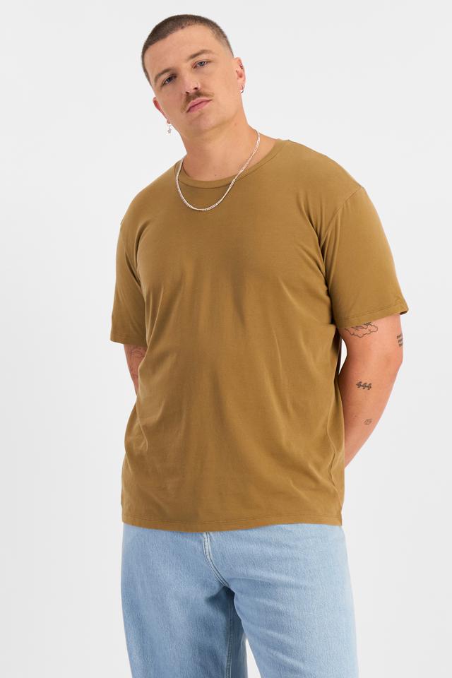 Jake (He/Him) wears size XL and is 195cm tall with 115cm chest and 106cm waist