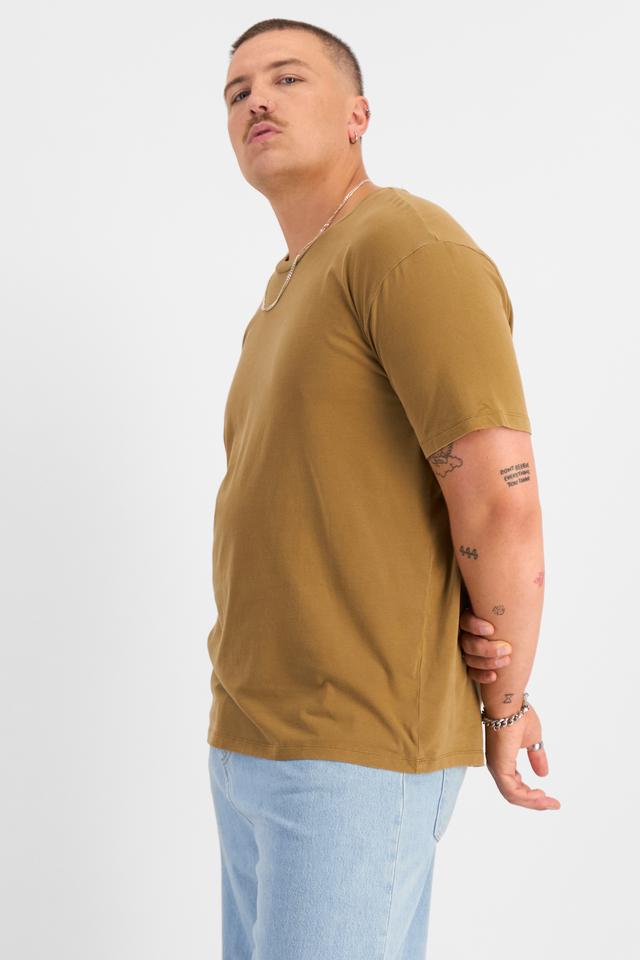Jake (He/Him) wears size XL and is 195cm tall with 115cm chest and 106cm waist