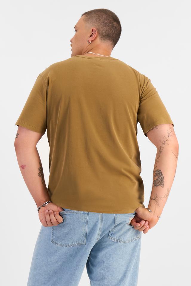 Jake (He/Him) wears size XL and is 195cm tall with 115cm chest and 106cm waist
