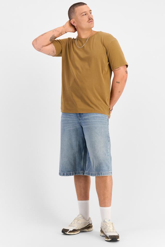 Jake (He/Him) wears size XL and is 195cm tall with 115cm chest and 106cm waist