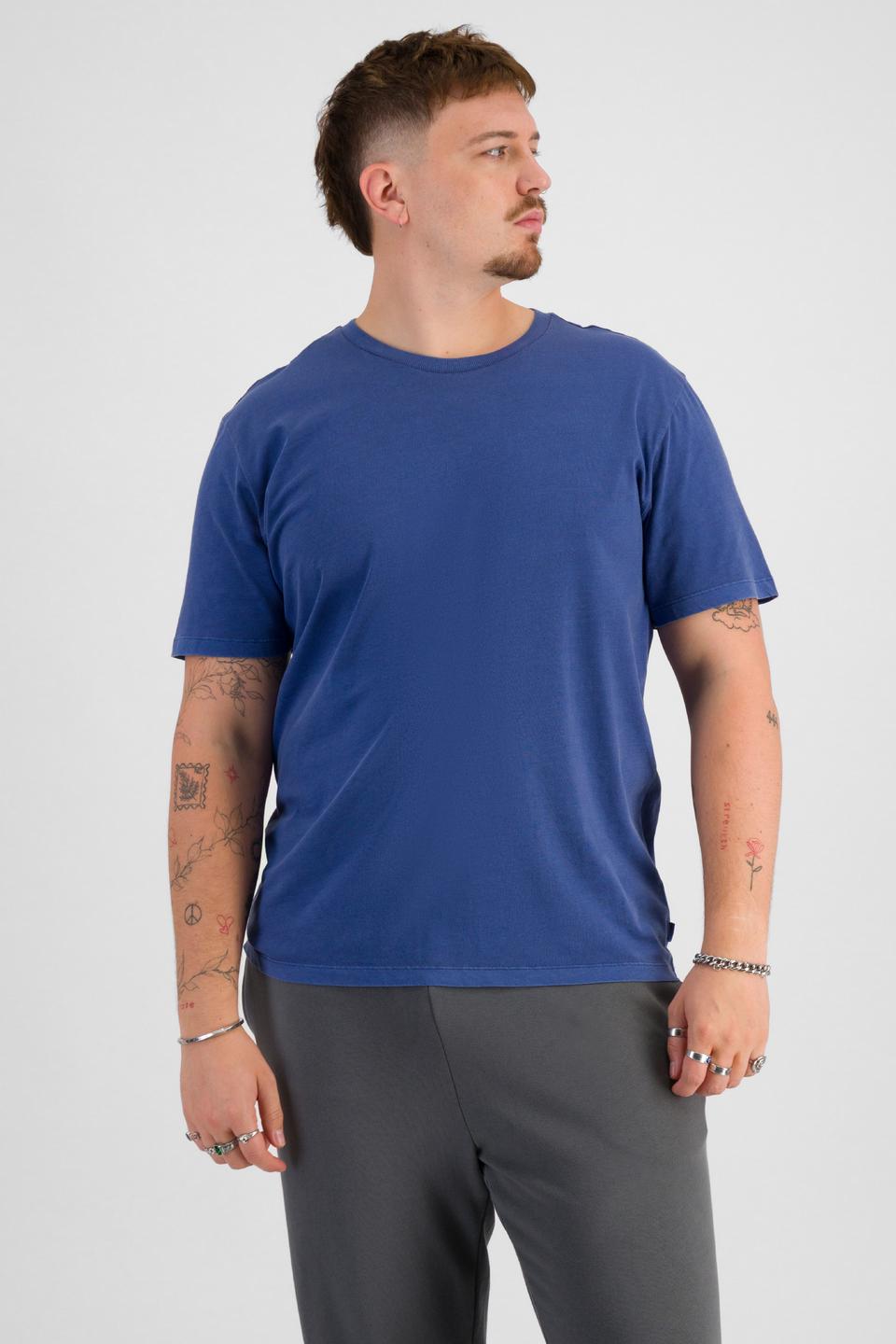 Jai (He/Him) wears size M and is 185cm tall with 92cm chest and 71cm waist