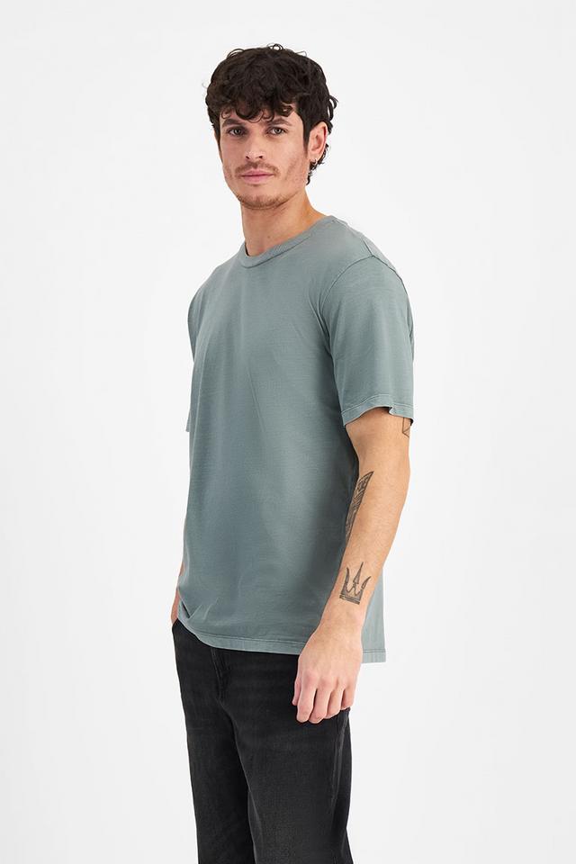 Luke (He/Him) wears size Medium and is 184cm tall