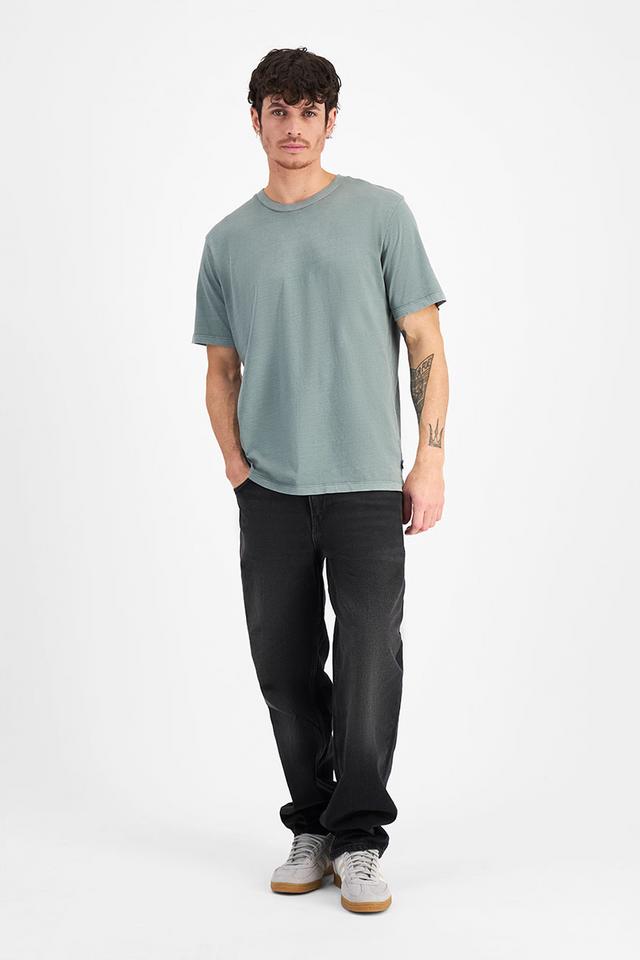 Luke (He/Him) wears size Medium and is 184cm tall