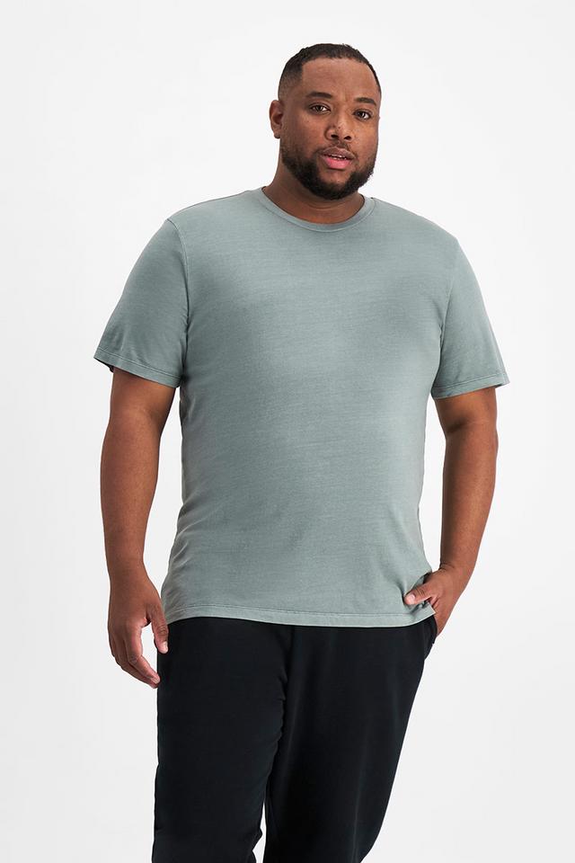 Jonathan (He/Him) wears size XL and is 183cm tall with 124cm chest and 107cm waist
