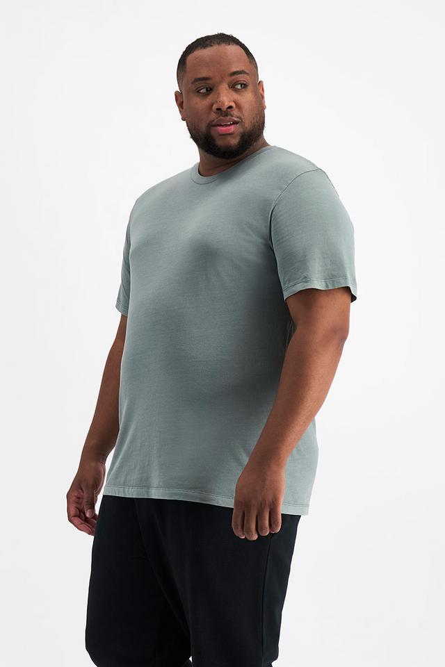 Jonathan (He/Him) wears size XL and is 183cm tall with 124cm chest and 107cm waist