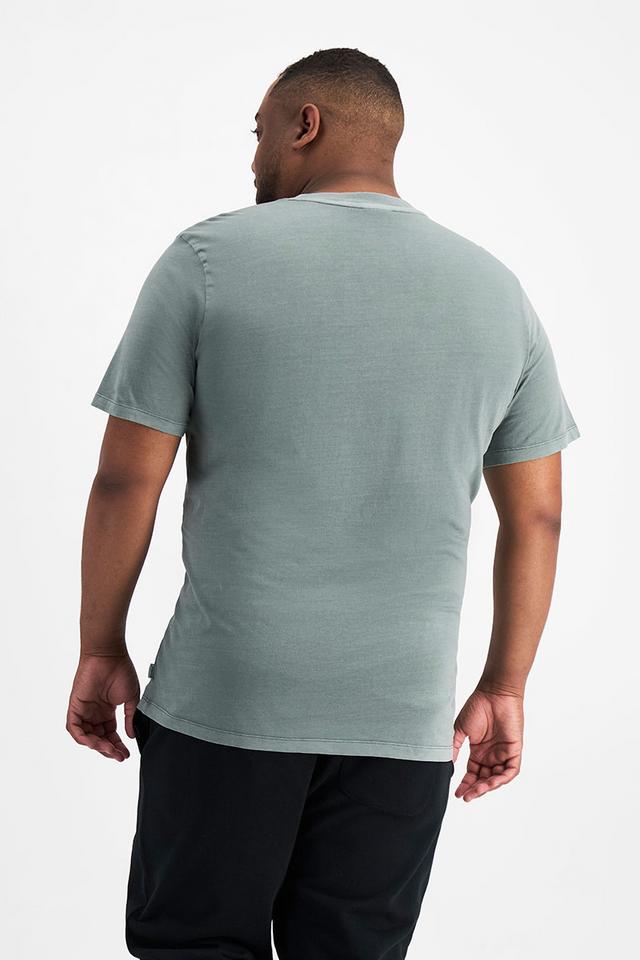 Jonathan (He/Him) wears size XL and is 183cm tall with 124cm chest and 107cm waist