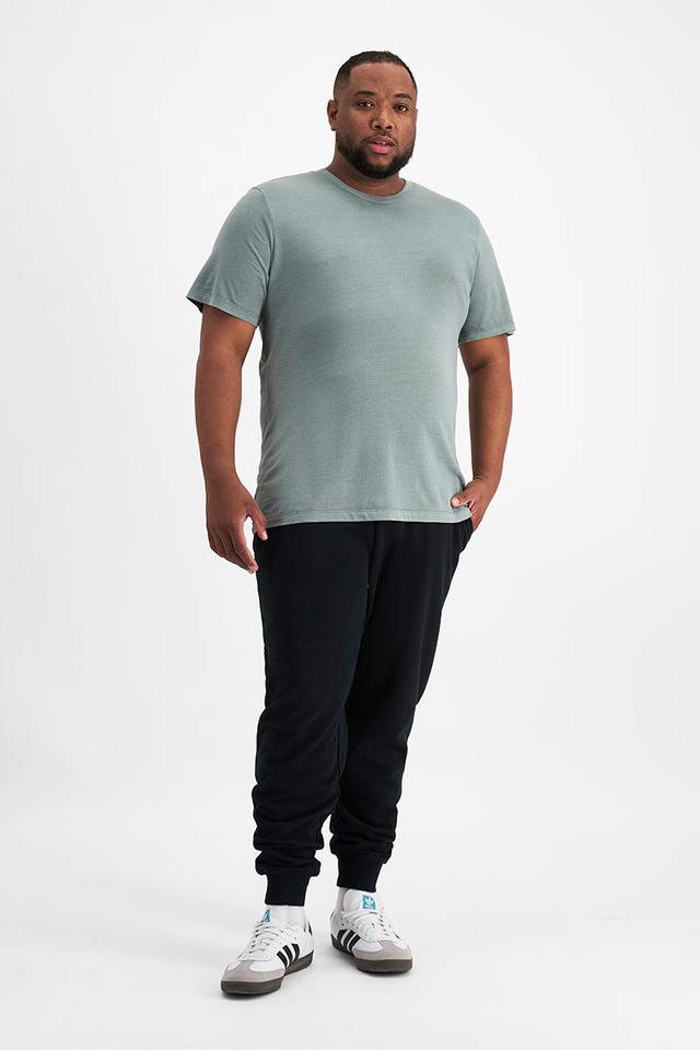 Jonathan (He/Him) wears size XL and is 183cm tall with 124cm chest and 107cm waist