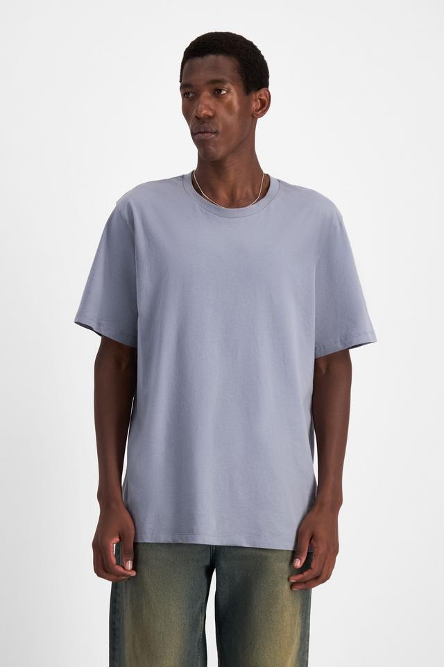 Emmanuel (He/Him) wears size M and is 182cm tall with 93cm chest and 73cm waist