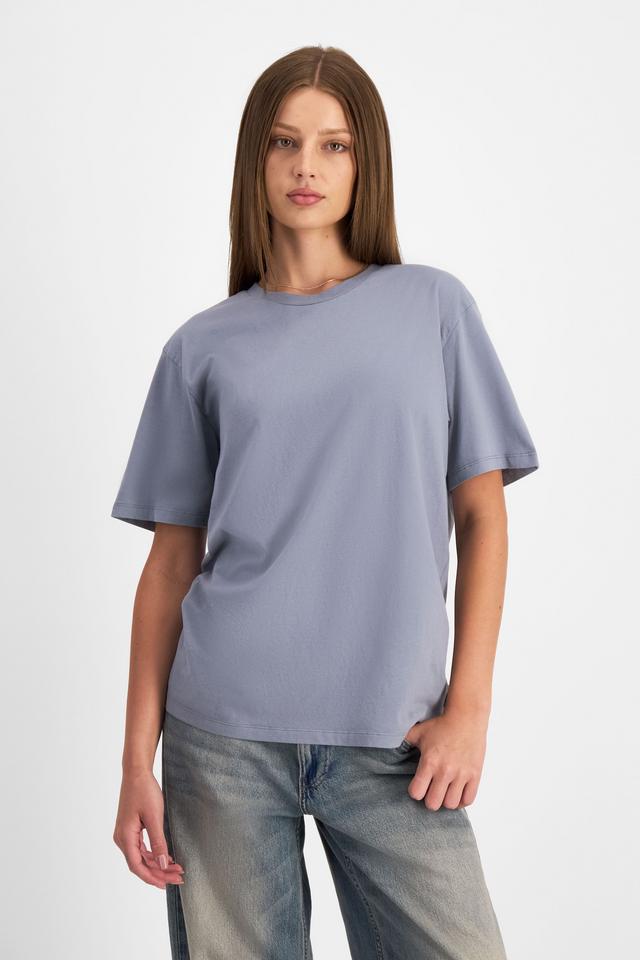 India (She/Her) wears size M and is 180cm tall with 88cm chest and 26cm waist