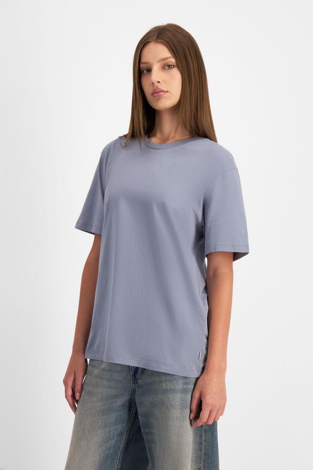 India (She/Her) wears size M and is 180cm tall with 88cm chest and 26cm waist