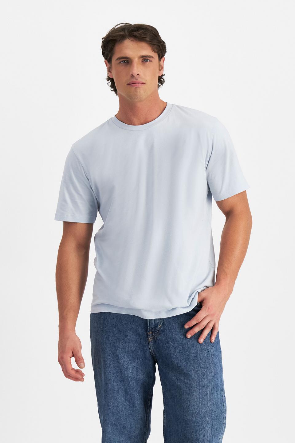 JOSH (He/Him) wears size M and is 185.48cm tall with 99cm chest and 81cm waist