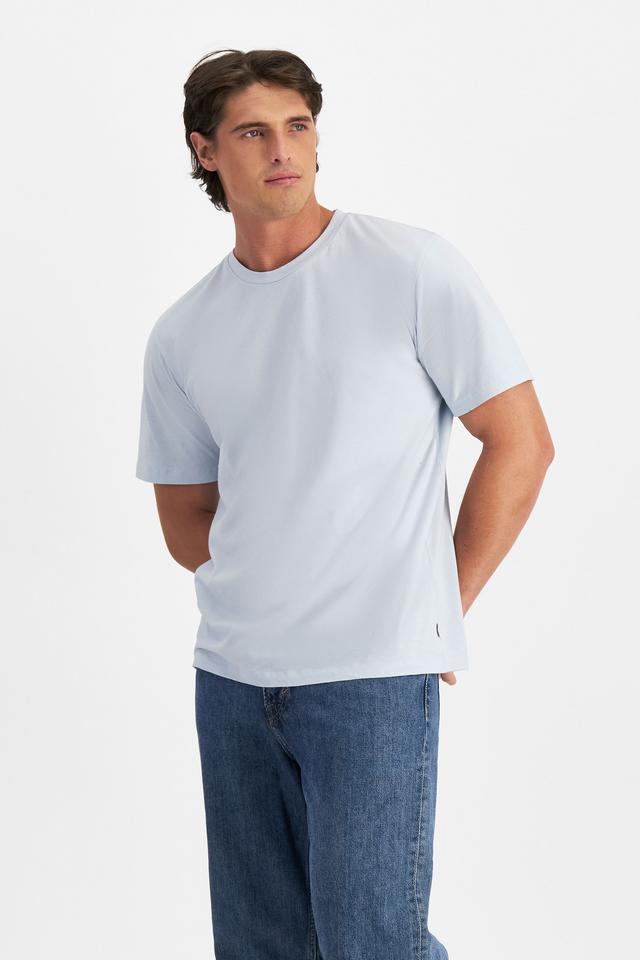 JOSH (He/Him) wears size M and is 185.48cm tall with 99cm chest and 81cm waist