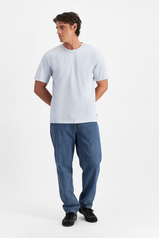 JOSH (He/Him) wears size M and is 185.48cm tall with 99cm chest and 81cm waist