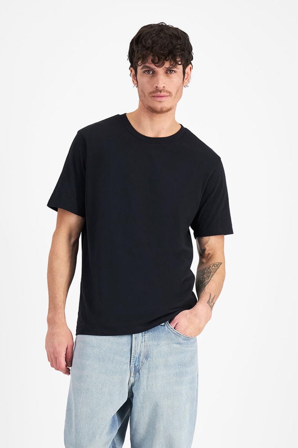 Luke (He/Him) wears size Medium and is 184cm tall