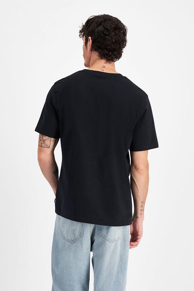 Luke (He/Him) wears size Medium and is 184cm tall