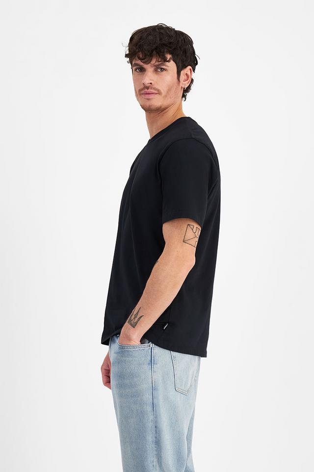 Luke (He/Him) wears size Medium and is 184cm tall