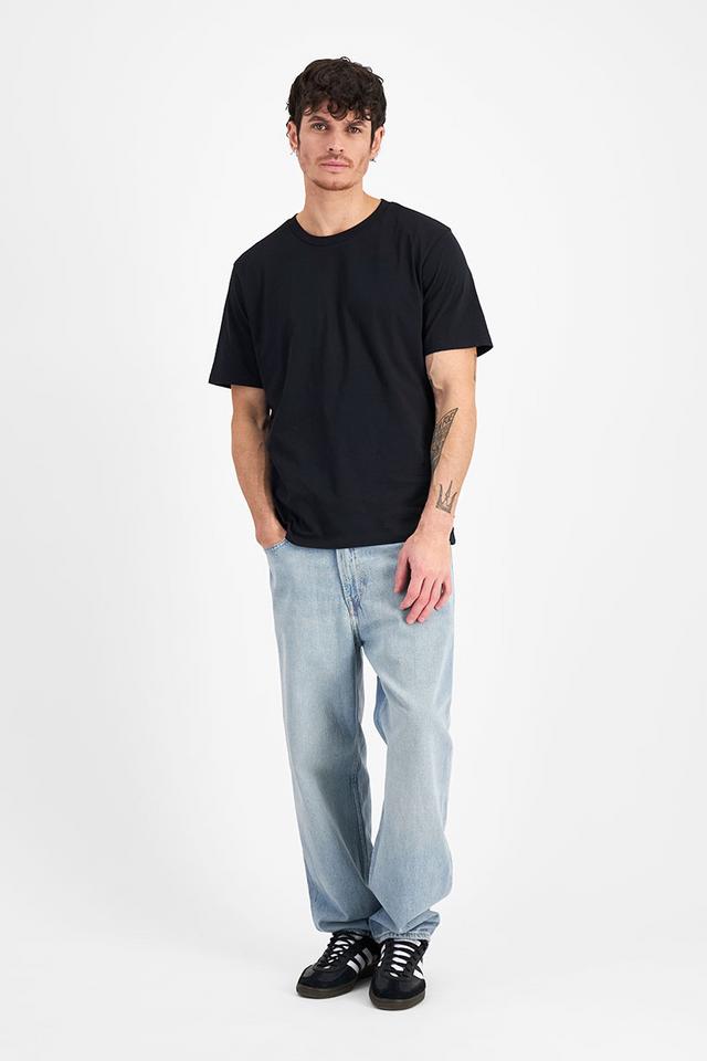 Luke (He/Him) wears size Medium and is 184cm tall
