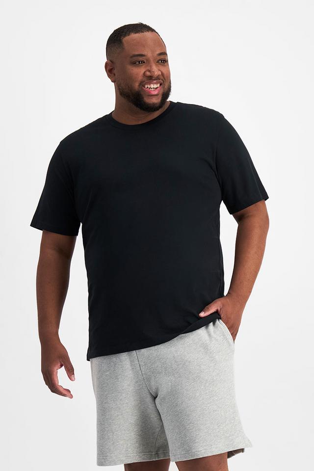Jonathan (He/Him) wears size XL and is 183cm tall with 124cm chest and 107cm waist